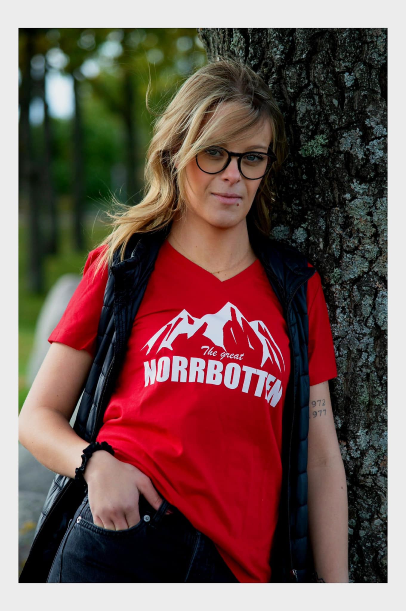The Great Norrbotten – Röd V-ringad T-shirt (Dam)