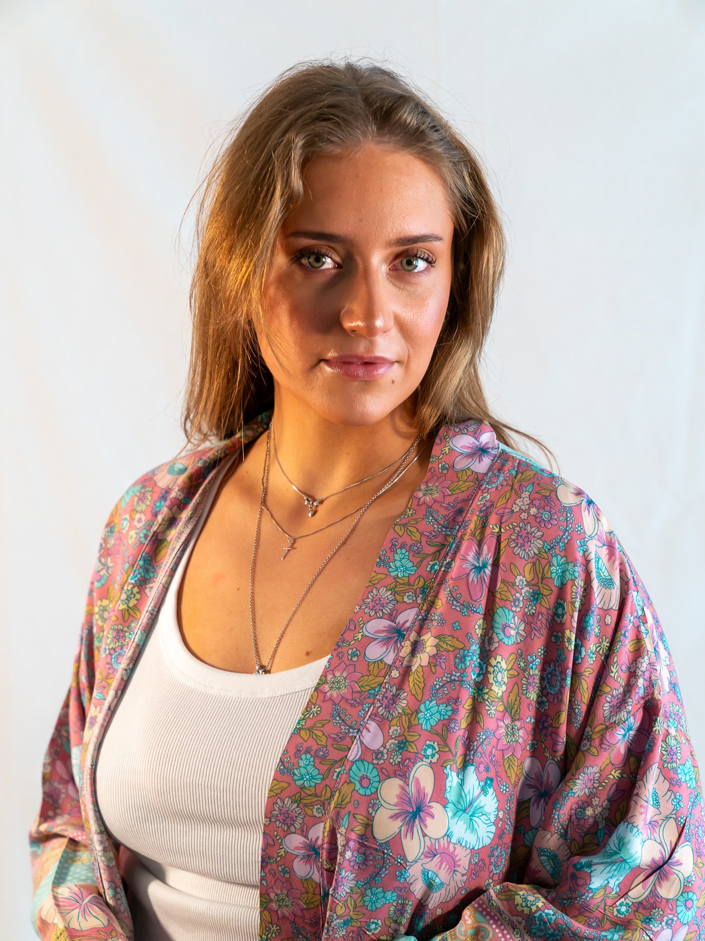 Kimono i mjuk viskos med blommigt mönster