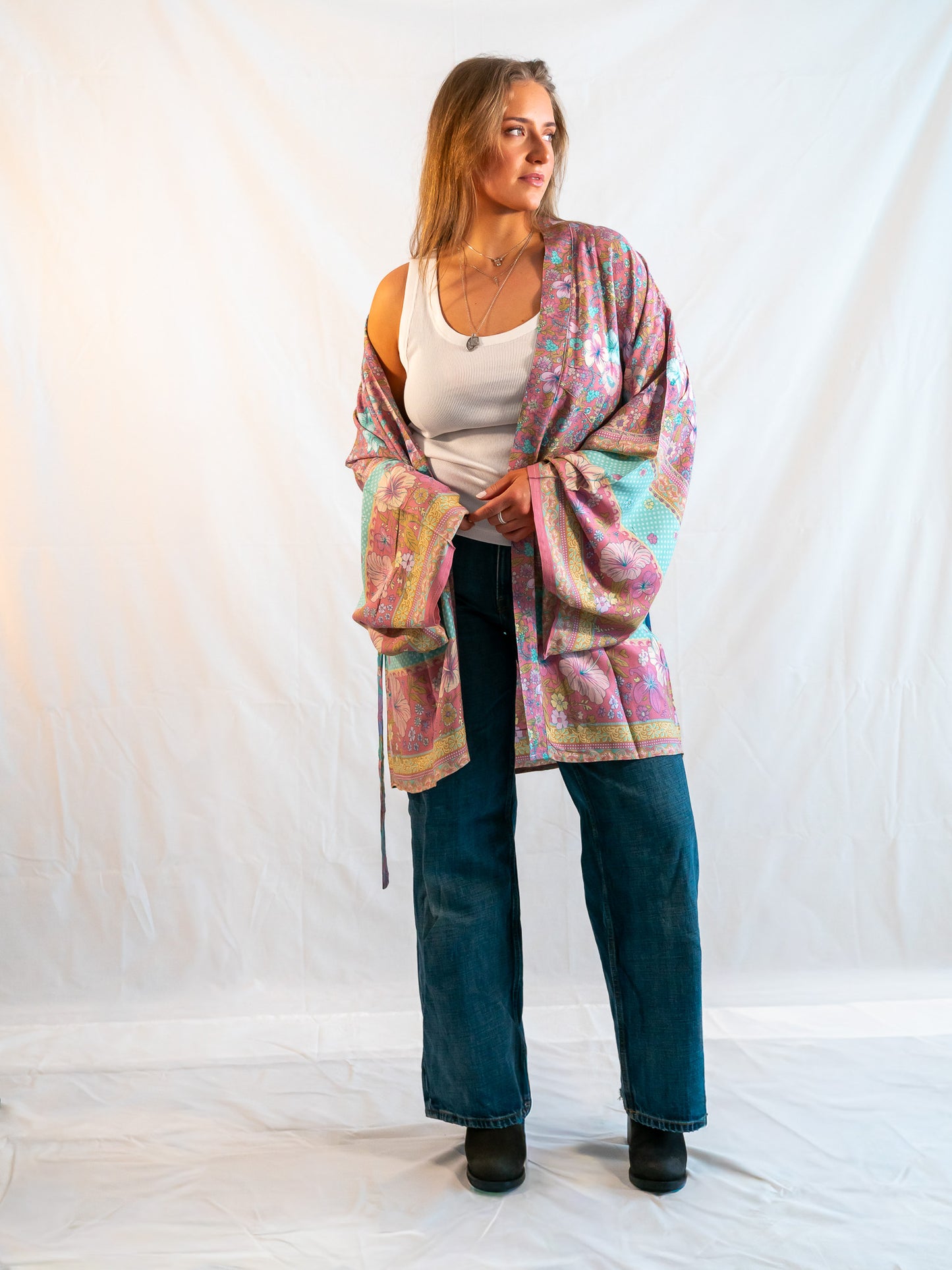 Kimono i mjuk viskos med blommigt mönster